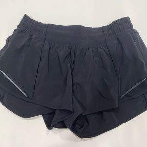 Lululemon hotty hot high rise lined short 2.5”
